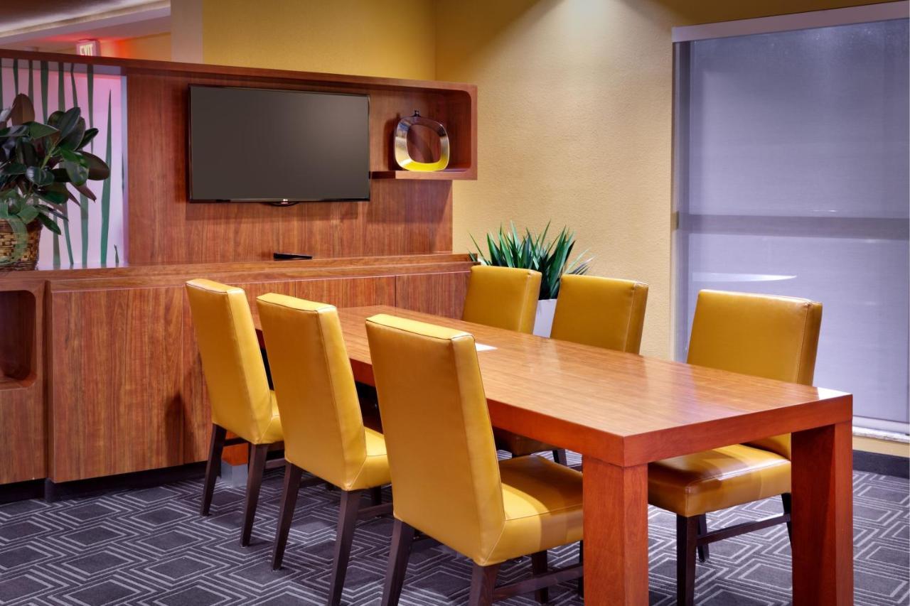 Towneplace Suites By Marriott Dickinson Exteriör bild